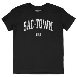Puede incluir: Camiseta negra con texto blanco que dice "SAC-TOWN 916".