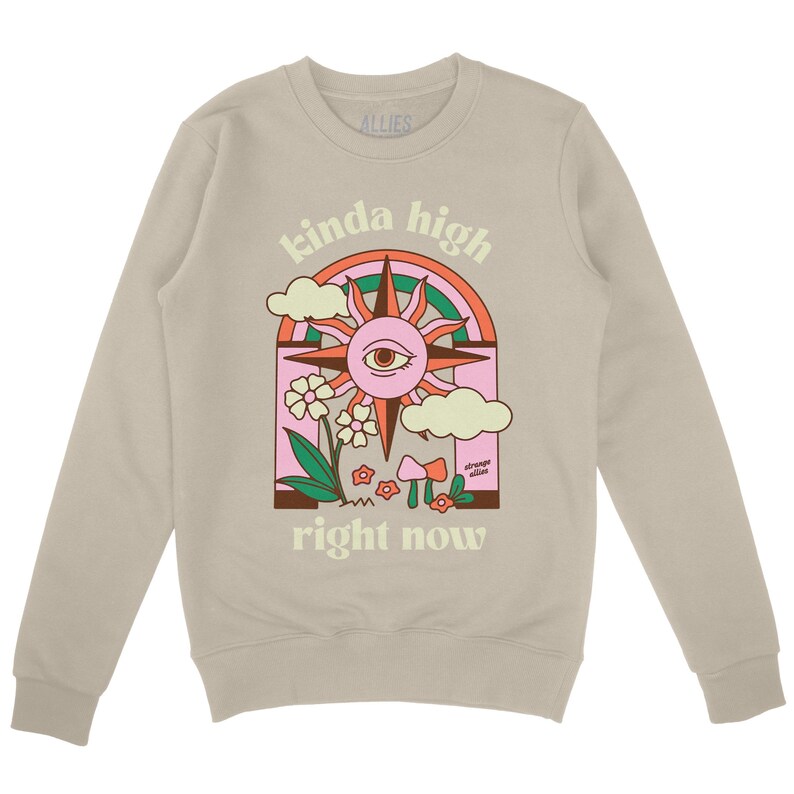 Puede incluir: Una sudadera de color beige claro con un estampado gr&aacute;fico de un sol con un ojo, un arco&iacute;ris, nubes, flores y setas. El texto "kinda high right now" est&aacute; impreso debajo del gr&aacute;fico.