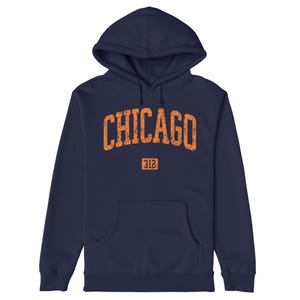 Puede incluir: Sudadera con capucha azul marino con un gráfico naranja desgastado que dice "CHICAGO" con "312" debajo.