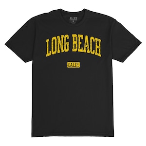 Może przedstawiać: Czarny T-shirt z żółtym nadrukiem, na którym widnieje napis "Long Beach Calif" w stylu vintage.