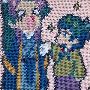 Puede incluir: Una pieza de ganchillo hecha a mano con dos figuras de estilo anime. La figura más grande tiene cabello morado y un atuendo azul, mientras que la figura más pequeña tiene cabello azul y un atuendo verde. El fondo es rosa claro con estrellas.