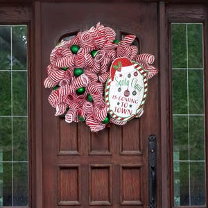 Weihnachtskranz, Rot-Weiß-Deco-Netzkranz, Weihnachtsmann kommt in die Stadt Kranz mit grünen Akzenten