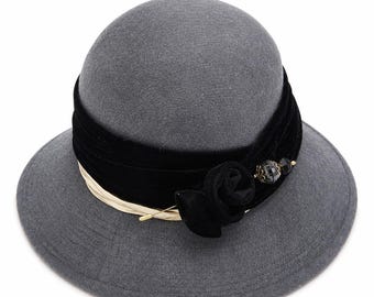 Sombrero vintage Evelyn Anne gris de ala ancha con ribete de terciopelo negro y detalles florales para bodas e iglesias. Talla 60 cm (Reino Unido).