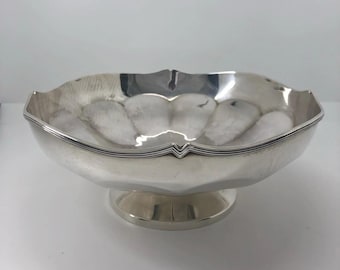 Antieke massief zilveren fruitschaal op voetstuk van Z. Baraclough & Sons Ltd, Leeds, gedateerd 1930. Diameter 18,5 cm, hoogte 8 cm, gewicht 330 g.