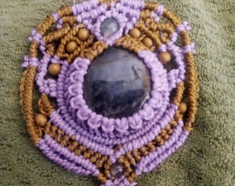 Colgante de macramé de iolita