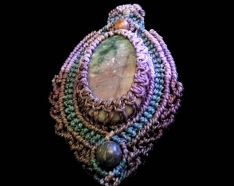Elegante colgante de macramé de jaspe