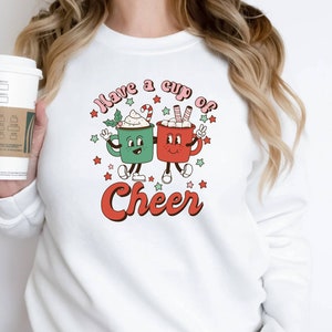 Moletom com gola redonda de Natal, camisa Cup of Cheer, presente de Natal para ela, camisa de temporada de Natal, camisa com vibrações de férias, moletom de férias