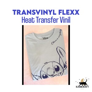 Puede incluir: Una camiseta azul claro con un contorno negro de Stitch de Lilo & Stitch. El texto "Ohana is everything" est&aacute; escrito en la camiseta. La camiseta est&aacute; doblada y el texto "Disney" es visible en el cuello.
