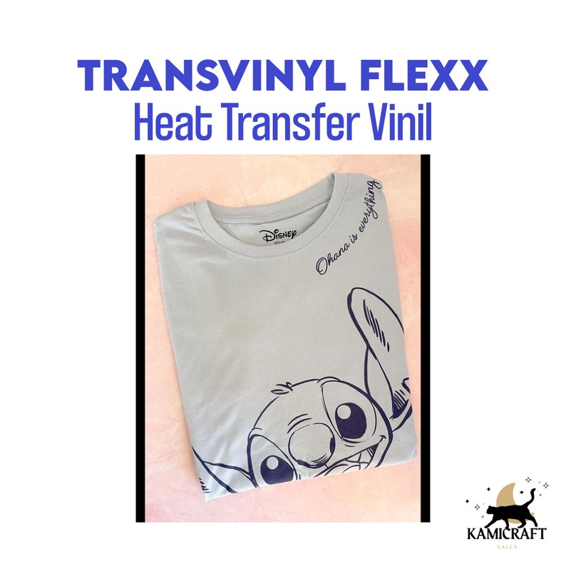 Puede incluir: Una camiseta azul claro con un contorno negro de Stitch de Lilo & Stitch. El texto "Ohana is everything" est&aacute; escrito en la camiseta. La camiseta est&aacute; doblada y el texto "Disney" es visible en el cuello.