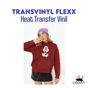Puede incluir: Una sudadera con capucha color granate con un gr&aacute;fico de Mickey Mouse blanco. La sudadera tiene capucha y bolsillo canguro. La modelo lleva una boina morada y una falda negra.
