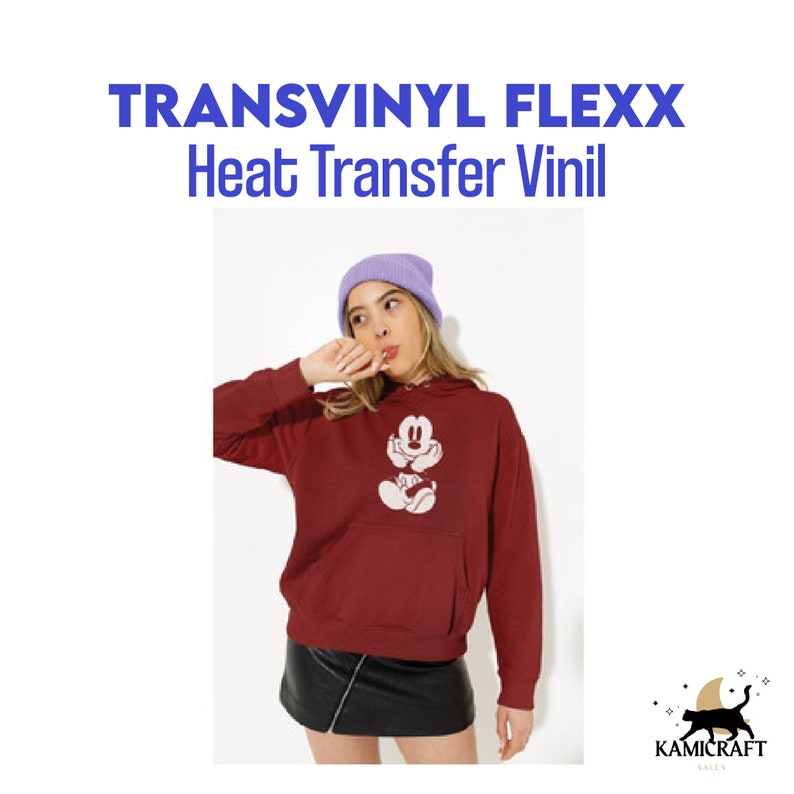 Puede incluir: Una sudadera con capucha color granate con un gr&aacute;fico de Mickey Mouse blanco. La sudadera tiene capucha y bolsillo canguro. La modelo lleva una boina morada y una falda negra.