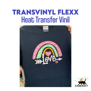 Puede incluir: Una sudadera azul marino con un dise&ntilde;o de arco&iacute;ris blanco, rosa y verde y la palabra "Love" con una flecha. El dise&ntilde;o est&aacute; hecho con vinilo de transferencia de calor.