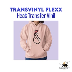 Puede incluir: Una sudadera con capucha rosa con un gr&aacute;fico en blanco y negro de una mano haciendo un signo de coraz&oacute;n con un peque&ntilde;o coraz&oacute;n rojo en la parte superior. El texto "TRANSVINYL FLEXX Heat Transfer Vinyl" est&aacute; en la parte superior de la imagen.