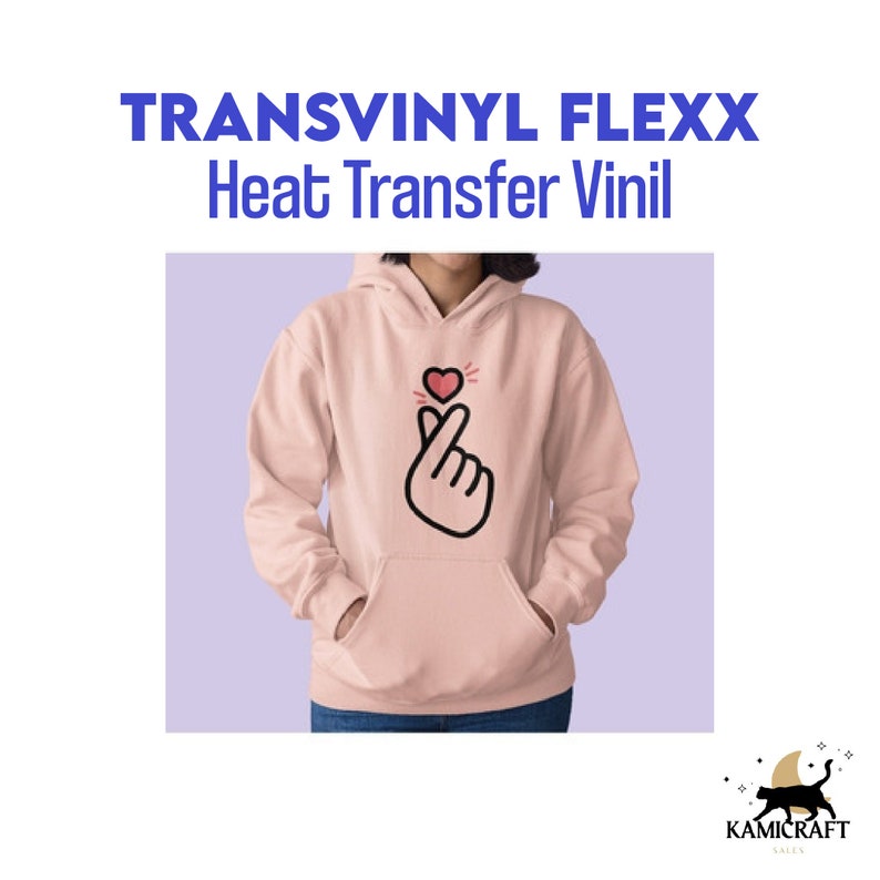 Puede incluir: Una sudadera con capucha rosa con un gr&aacute;fico en blanco y negro de una mano haciendo un signo de coraz&oacute;n con un peque&ntilde;o coraz&oacute;n rojo en la parte superior. El texto "TRANSVINYL FLEXX Heat Transfer Vinyl" est&aacute; en la parte superior de la imagen.