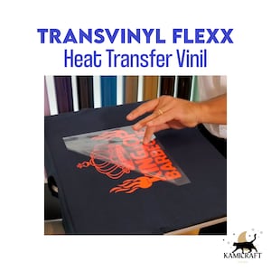 Puede incluir: Una mano est&aacute; despegando una hoja de papel de transferencia transparente de una camiseta azul oscuro. El dise&ntilde;o en la camiseta es una corona roja con llamas y el texto "KING OF BBQ". El texto "TRANSVINYL FLEXX Heat Transfer Vinyl" est&aacute; en la parte superior de la imagen.