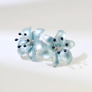 Pendientes de flor de lirio hechos a mano, elegantes pendientes florales nacarados de primavera, joyería botánica romántica de resina y esmalte, hipoalergénicos, con cierre de clip. Blue