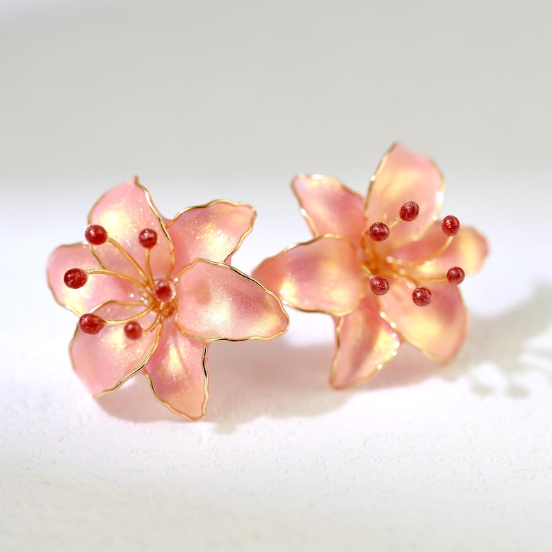 Pendientes de flor de lirio hechos a mano, elegantes pendientes florales nacarados de primavera, joyería botánica romántica de resina y esmalte, hipoalergénicos, con cierre de clip. Sunset