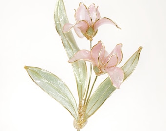 Broche elegante hecho a mano con forma de orquídea iris, delicado broche de solapa floral de tulipán de resina, joyería botánica romántica, accesorio de boda.