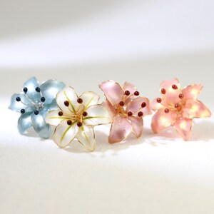 Pendientes de flor de lirio hechos a mano, elegantes pendientes florales nacarados de primavera, joyería botánica romántica de resina y esmalte, hipoalergénicos, con cierre de clip. imagen 2