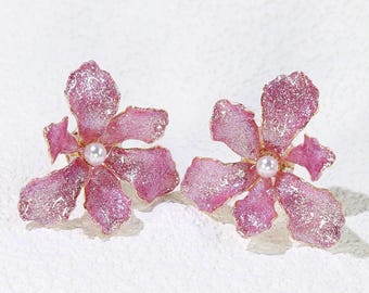 Pendientes de botón hechos a mano con forma de flor de orquídea iris iridiscente, joyería elegante y caprichosa de resina con diseño floral, accesorios inspirados en la naturaleza botánica.