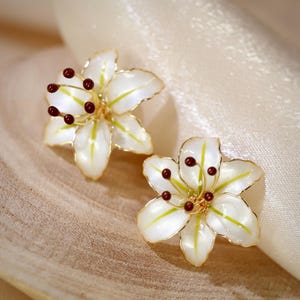 Pendientes de flor de lirio hechos a mano, elegantes pendientes florales nacarados de primavera, joyería botánica romántica de resina y esmalte, hipoalergénicos, con cierre de clip. imagen 6