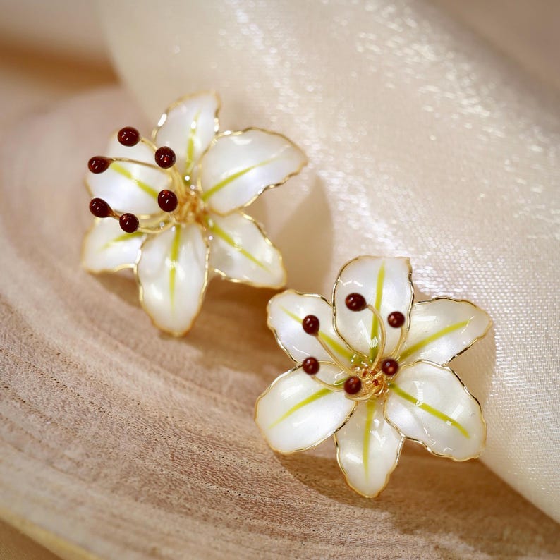 Pendientes de flor de lirio hechos a mano, elegantes pendientes florales nacarados de primavera, joyería botánica romántica de resina y esmalte, hipoalergénicos, con cierre de clip. imagen 6