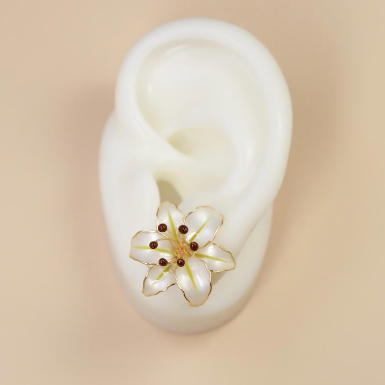 Pendientes de flor de lirio hechos a mano, elegantes pendientes florales nacarados de primavera, joyería botánica romántica de resina y esmalte, hipoalergénicos, con cierre de clip. imagen 5