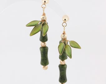 Pendientes colgantes de bambú y jade: joyería botánica tropical hecha a mano.