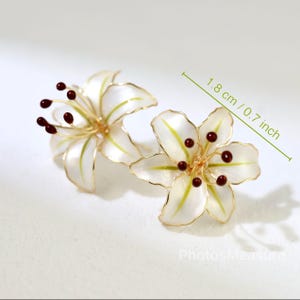 Pendientes de flor de lirio hechos a mano, elegantes pendientes florales nacarados de primavera, joyería botánica romántica de resina y esmalte, hipoalergénicos, con cierre de clip. imagen 3