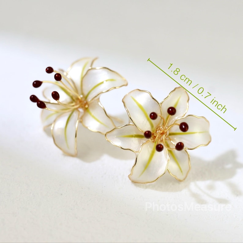 Pendientes de flor de lirio hechos a mano, elegantes pendientes florales nacarados de primavera, joyería botánica romántica de resina y esmalte, hipoalergénicos, con cierre de clip. imagen 3