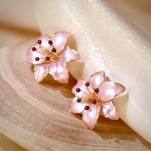 Pendientes de flor de lirio hechos a mano, elegantes pendientes florales nacarados de primavera, joyería botánica romántica de resina y esmalte, hipoalergénicos, con cierre de clip. imagen 8
