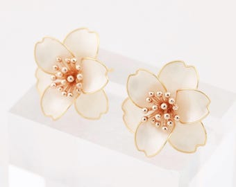 Pendientes de botón hechos a mano con forma de flor de camelia, anillo ajustable, joyería floral nacarada romántica inspirada en la naturaleza, de clip, hipoalergénicos.