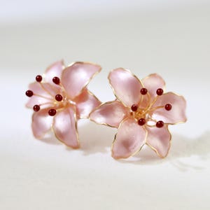 Pendientes de flor de lirio hechos a mano, elegantes pendientes florales nacarados de primavera, joyería botánica romántica de resina y esmalte, hipoalergénicos, con cierre de clip. Pink