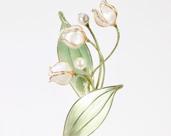 Broche artesanal de lirio del valle, pin de solapa de resina con esmalte floral, regalo inspirado en la naturaleza botánica, accesorios con brillo nacarado.