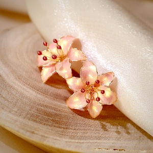 Pendientes de flor de lirio hechos a mano, elegantes pendientes florales nacarados de primavera, joyería botánica romántica de resina y esmalte, hipoalergénicos, con cierre de clip. imagen 10