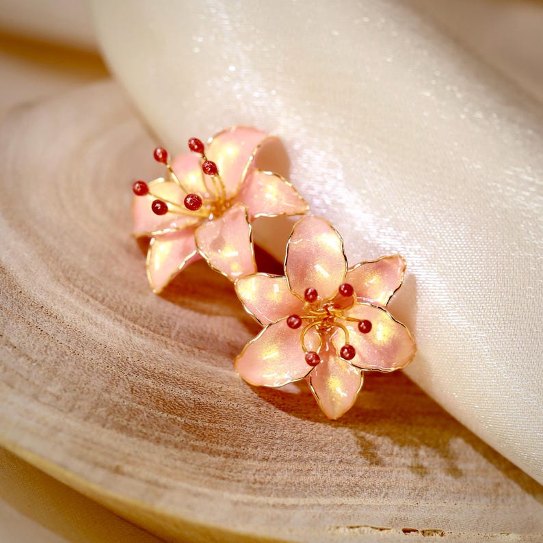 Pendientes de flor de lirio hechos a mano, elegantes pendientes florales nacarados de primavera, joyería botánica romántica de resina y esmalte, hipoalergénicos, con cierre de clip. imagen 10