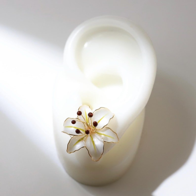 Pendientes de flor de lirio hechos a mano, elegantes pendientes florales nacarados de primavera, joyería botánica romántica de resina y esmalte, hipoalergénicos, con cierre de clip. imagen 4