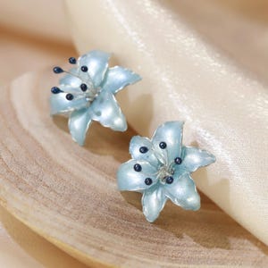 Pendientes de flor de lirio hechos a mano, elegantes pendientes florales nacarados de primavera, joyería botánica romántica de resina y esmalte, hipoalergénicos, con cierre de clip. imagen 12