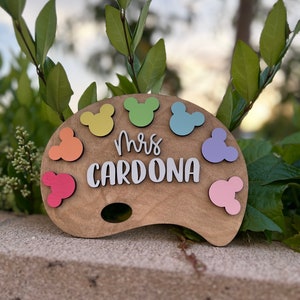 Letrero de bandeja escalonada de agradecimiento a los maestros de Disney / Decoración de madera de Mickey Apple / Regalo para maestros / Exhibición para el aula o el escritorio