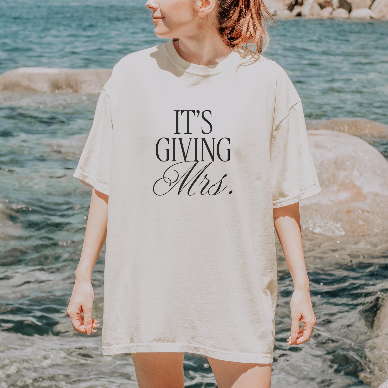 Its Giving Mrs Tshirt - L