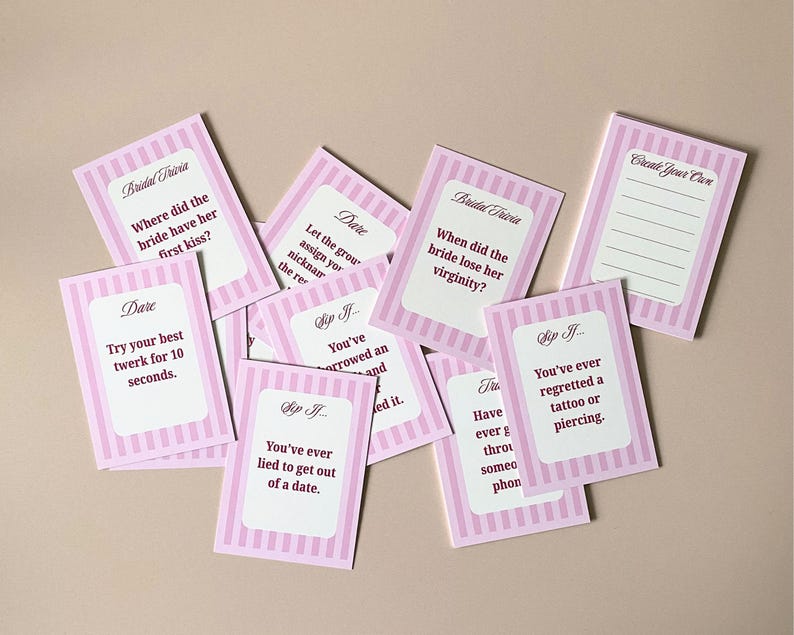 Pode incluir: Cart&otilde;es de trivia de casamento listrados em rosa e branco com v&aacute;rias perguntas e desafios. Os cart&otilde;es incluem perguntas como "Onde a noiva deu o seu primeiro beijo?" e "Tente o seu melhor twerk por 10 segundos."