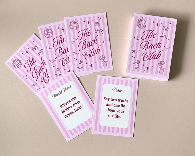 Pode incluir: Conjunto de jogos para festas rosa e branco com o texto "The Bach Club" na caixa e nos cart&otilde;es. Os cart&otilde;es apresentam um fundo listrado, uma bola de discoteca, um anel e outros gr&aacute;ficos. Alguns cart&otilde;es t&ecirc;m perguntas.