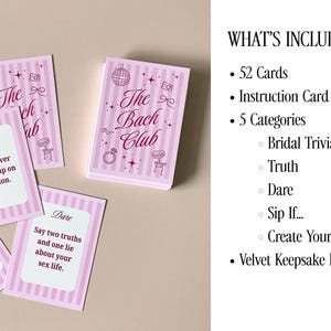Pode incluir: Cartas de jogo listradas em rosa e branco e um conjunto de caixa com o texto "The Bach Club". Os cart&otilde;es incluem perguntas para trivia nupcial, verdade, desafio e "Sip If...". O conjunto inclui 52 cartas, um cart&atilde;o de instru&ccedil;&otilde;es e uma bolsa de lembran&ccedil;a de veludo.