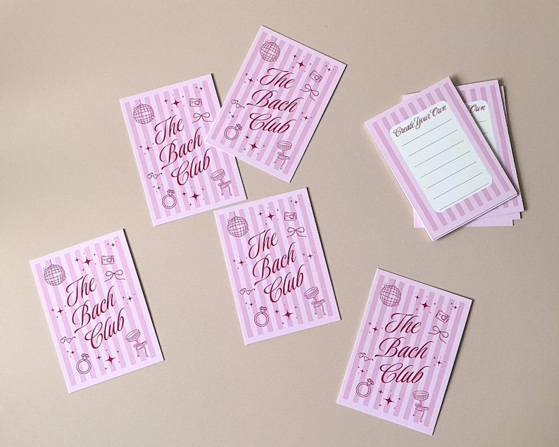 Pode incluir: Cart&otilde;es listrados em rosa e branco com o texto "The Bach Club" e v&aacute;rias ilustra&ccedil;&otilde;es. Uma pilha de cart&otilde;es com o texto "Create Your Own" tamb&eacute;m &eacute; vis&iacute;vel.