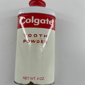 Peut inclure: Boîte de poudre dentifrice Colgate vintage. Le récipient cylindrique a un couvercle rouge et une bande rouge avec le logo Colgate. Les mots "TOOTH POWDER" sont imprimés en dessous. Le bas de la boîte indique "NET WT. 4 OZ."