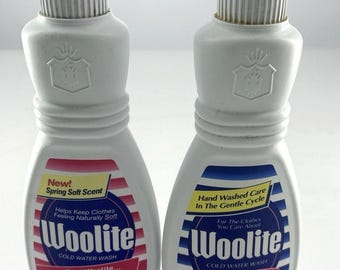 2 botellas de plástico vintage de los años 90 para detergente Woolite para agua fría, 473 ml (16 onzas líquidas), 85% llenas (según la recomendación).