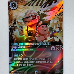 Könnte beinhalten: Eine holografische Disney Lorcana Sammelkarte mit Carl Fredricksen und Russell aus dem Film Oben. Die Karte zeigt den Text Carl Fredricksen & Russell, Intrepid Explorers und Outdoor Skills, mit Kosten von 6 und Werten von 6/6.
