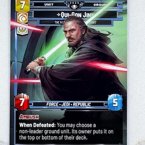 Puede incluir: Carta coleccionable de Star Wars con Qui-Gon Jinn empuñando un sable de luz verde y rojo. La carta tiene un borde negro con texto que incluye "FORCE • JEDI • REPUBLIC" y "AMBUSH". El valor de unidad de la carta es 7, y el valor de suelo es 5.