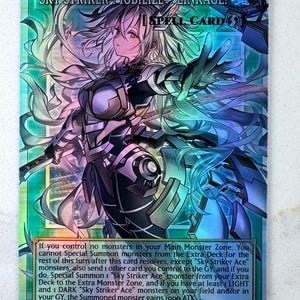 Może przedstawiać: Holograficzna karta zaklęcia z serii "Sky Striker", przedstawiająca żeńską postać z anime w zbroi z powiewającymi włosami. Tytuł karty, "Sky Striker Mobilize - Linkage!", jest wyświetlany u góry. Karta ma zieloną obwódkę i zawiera tekst gry.