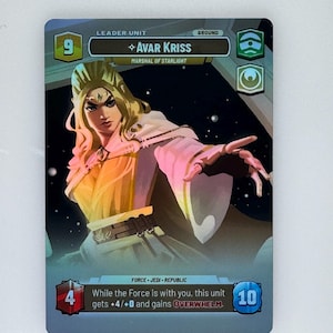 Puede incluir: Una tarjeta coleccionable con Avar Kriss, Mariscal de Starlight, con un fondo espacial. La tarjeta tiene una combinación de colores azul y dorado, con el número 9 en la esquina superior izquierda y el número 10 en la inferior derecha.